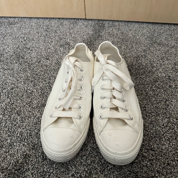 White lace up converse with flower detailing - Picture 5 of 5